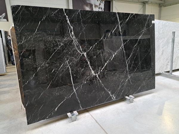 Слэб мрамор Nero Marquina купить