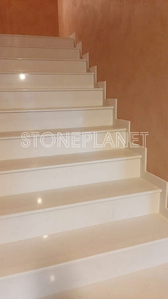 Ступени для лестницы из кварцевого камня Caesarstone 5141 Frosty Carrina (1)