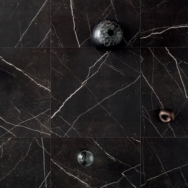 Мраморная плитка черная Nero Marquina монтаж